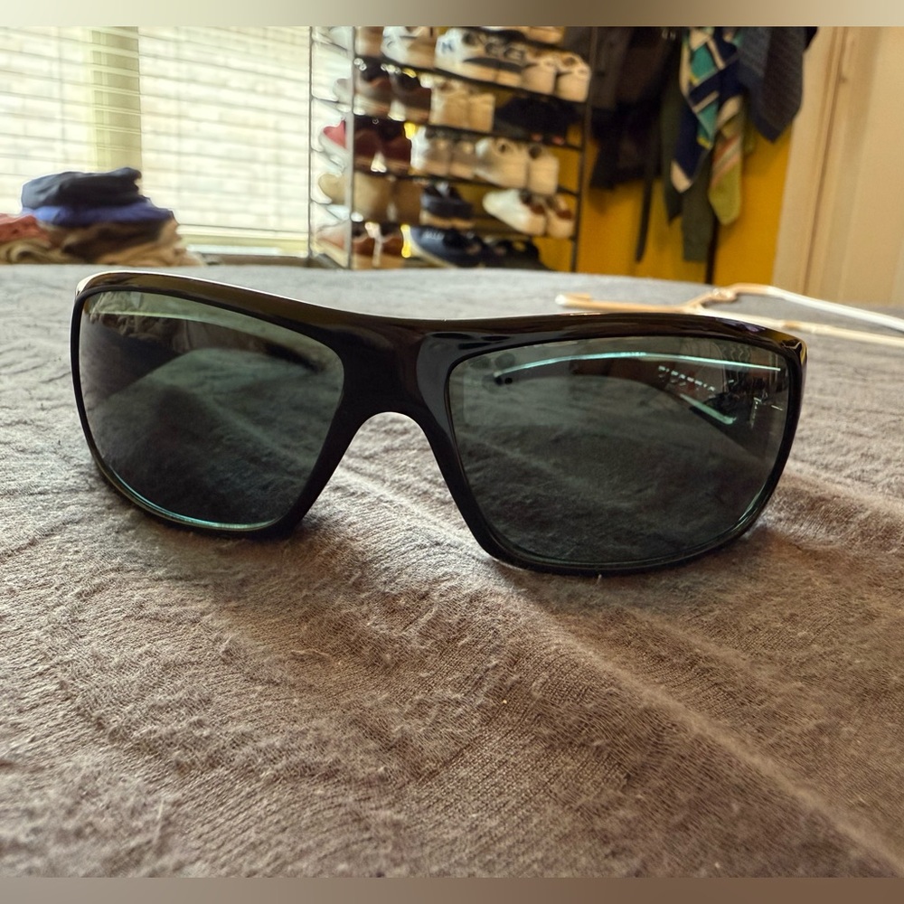 Electric Sunglasses POLARIZED 
Small dent shown in pics 8/10